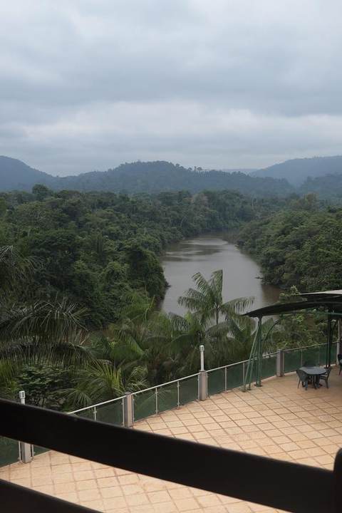 Piscina com hidromassagem e cachoeira