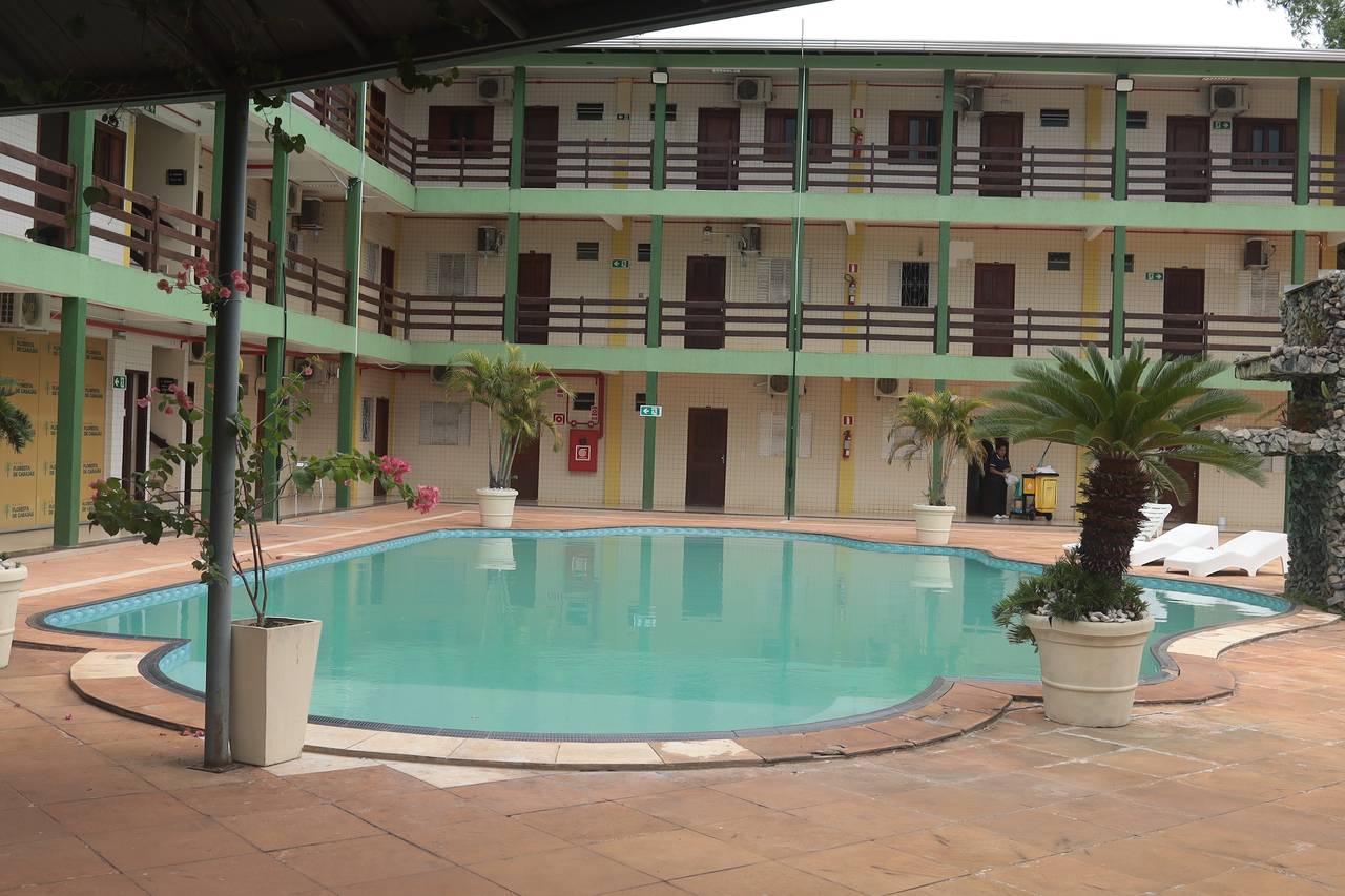 Piscina com hidromassagem e cachoeira